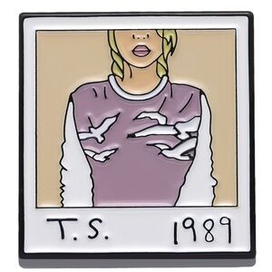 TAYLOR SWIFT 1989 POLAROID OIL DRIPPED ENAMEL PIN LAPEL PIN BROOCH NWT